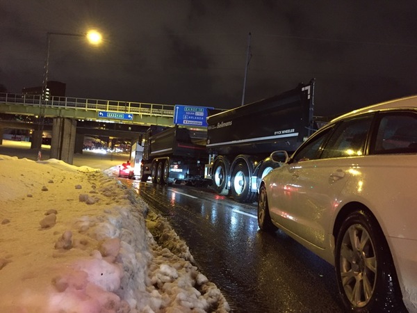 Essingeleden påfart Norrtull står nu still i södergående riktning. Vägen plogas och inga bilar släpps på för tillfället.