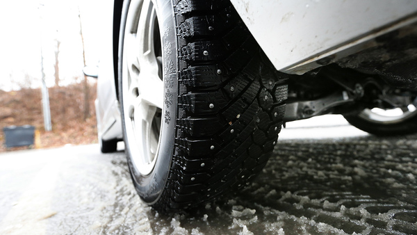Förbud mot dubbdäck råder på vissa platser i storstäderna, skriver polisen på sin hemsida. ”Förbud mot dubbdäck gäller på vissa gator i några städer. Hornsgatan i Stockholm är ett exempel, där endast friktionsdäck tillåts. De som bryter mot reglerna riskerar böter på 1 000 kronor. Mer information om vad som gäller i bland annat Stockholm, Göteborg och Uppsala finns i de lokala trafikföreskrifterna.”
Foto: TT
