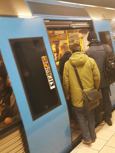 Det är fullt tåg mot Ropsten just nu, folk trycker sig in i tågen. Foto: Anna Hjlemberg.
