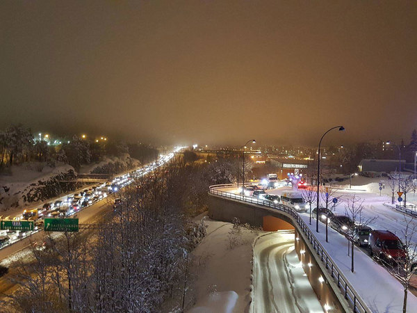 En bild över bilköerna i går kväll på väg 222 och Värmdöleden vid centrala Nacka. Många fick sitta flera timmar i bilköer. Foto: Anna Hjelmberg.