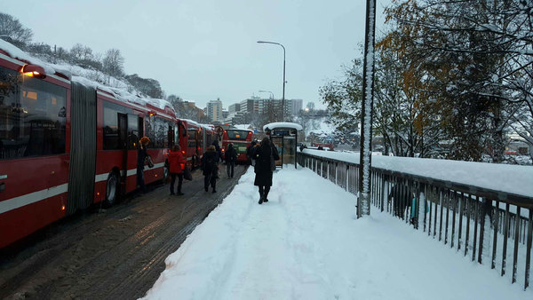 Folk går av bussen vid Londonviadukten i centrala Stockholm och går sista biten till Slussen. Foto: Anna Hjelmberg.