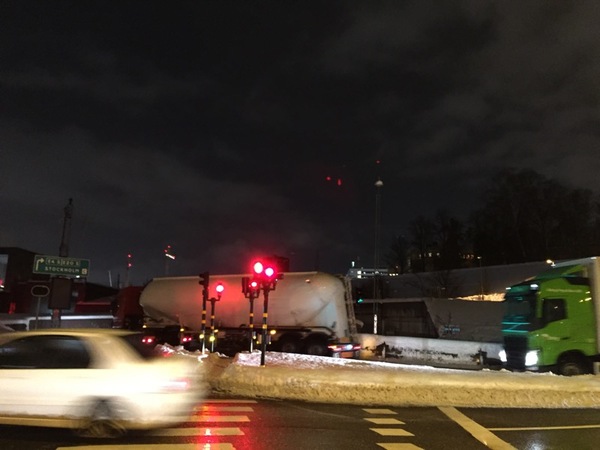Trafiken har precis släppts på Essingeleden i södergående riktning.