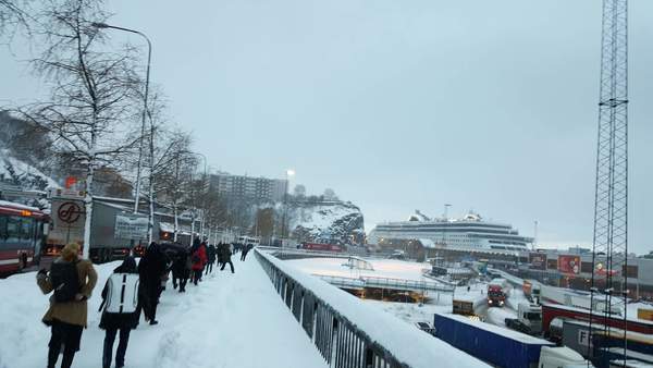 Trafiken flyter på som vanligt efter infarten till Viking line. Det var mest transporter dit som var blockerade. Vi gick av vid Londonviadukten, säger resenären Anna Hjelmberg som satt fast på väg 222 imorse. Foto: Anna Hjelmberg.