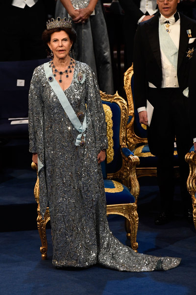Drottning Silvia i en glittrande klänning.