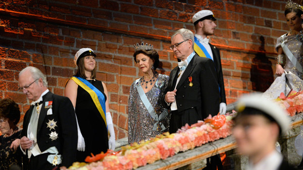 Drottning Silvia anländer till Nobelmiddagen tillsammans med Nobelstiftelsens ordförande Carl-Henrik Heldin.