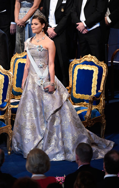 Kronprinsessan Victoria på Nobelfesten i en lavendelfärgad klänning med guldbrokader.