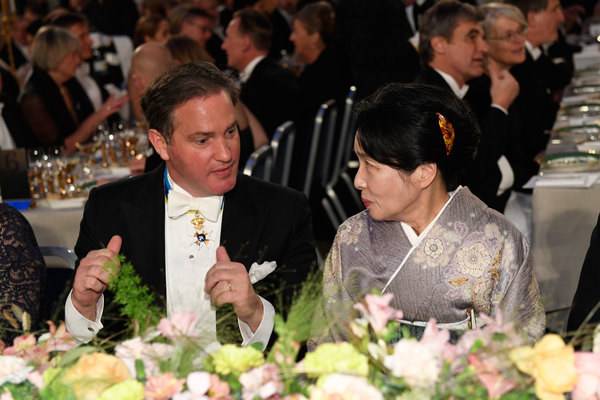 Christopher O'Neill och Mariko Ohsumi, medicinpristagarens fru.