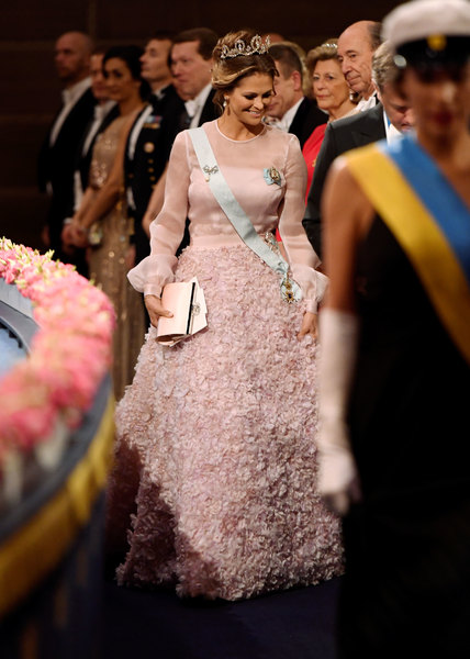 Prinsessan Madeleine i en rosa skapelse på Nobelfesten.