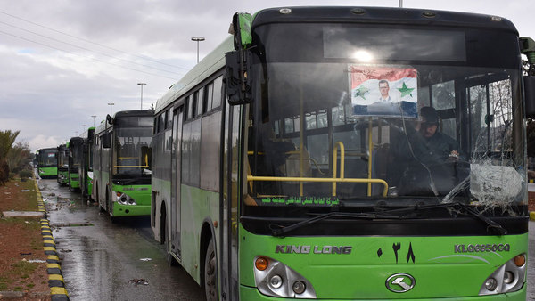 Bussarna som stod redo i närheten av gränsen till det rebellkontrollerade området. De ska nu ha återvänt till sin utpost enligt nyhetsbyrån AP.Foto:TT