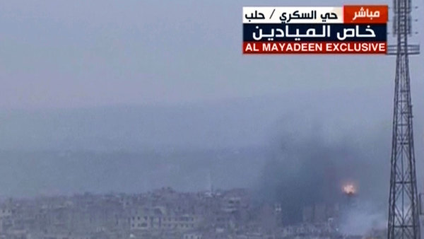Bilder i libanesisk tv visar hur rök stiger från byggnader i östra Aleppo. Foto: TT
