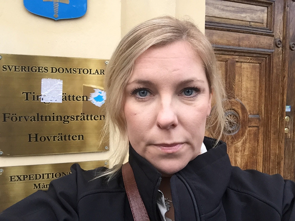 Det är kö till säkerhetskontrollen, men snart kommer jag in och kommer att rapportera live från Värmlands tingsrätt.
/Emma Schmidt reporter
