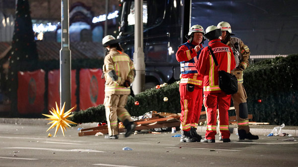 En julgran har fallit omkull på platsen där lastbilen körde in i folkmassan. Foto: TT