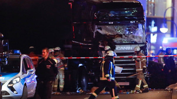 Lastbilen efter kollisionen- Foto: TT.