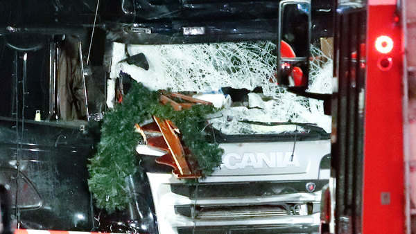 Bild på lastbilen som rammade marknadsplatsen i Berlin. Foto: TT