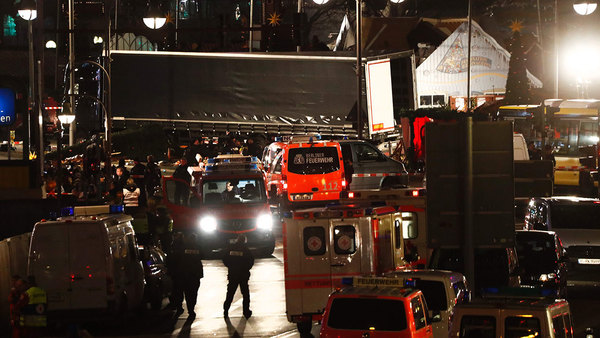 Räddningstjänst på plats tidigare ikväll efter att en lastbil rammade julmarknaden och dödat flera personer. Foto: TT