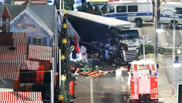 Översiktsbild från platsen där lastbilen till slut stannade efter att ha rammat julmarknaden. Foto: TT