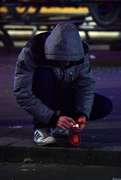 Människor har redan kommit till platsen där julmarknaden hålls för att tända ett ljus för offren. Foto:TT