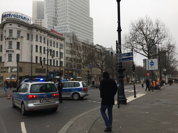 Polisen har spärrat av gatorna närmast kyrkan och torget där julmarknaden var.