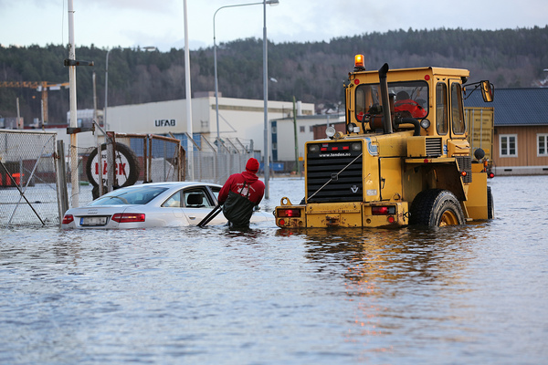 I Uddevalla fick en översvämmad bil hjälpas loss av en hjullastare. Foto: Rescue Photo: