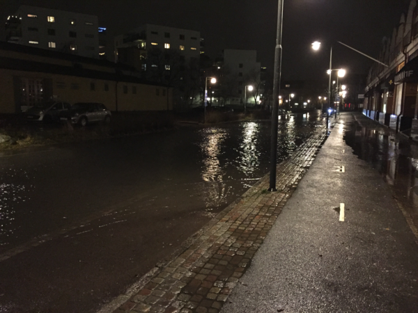 Även på Hisingen i Göteborg är gatorna översvämmade. Foto: Erik Krång