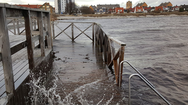 Vattnet stiger i hamnen i Höganäs i nordvästra Skåne. Så här såg det ut för cirka en timme sedan. Foto: Richard Lööf