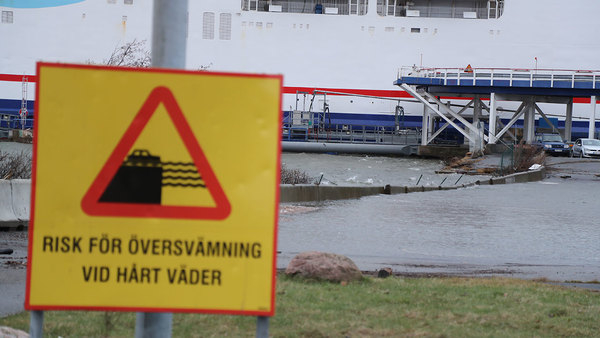 Vattenståndet vid Tysklandsterminalen i Göteborg och svämmade över hela kajen och parkeringen när stormen Urd närmade sig.