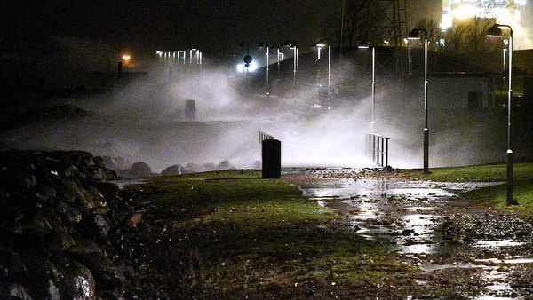 Vågor som sköljer in över Scaniaparken i Malmö natten till tisdag. Foto: Johan Nilsson/TT.