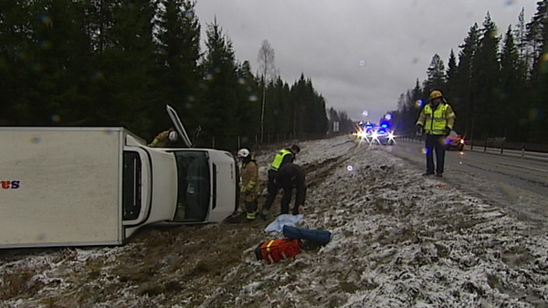 Lastbil har kört av vägen på 61:an mellan Karlstad och Kil. Tre personer fanns i bilen, men ingen av dem kom till skada.