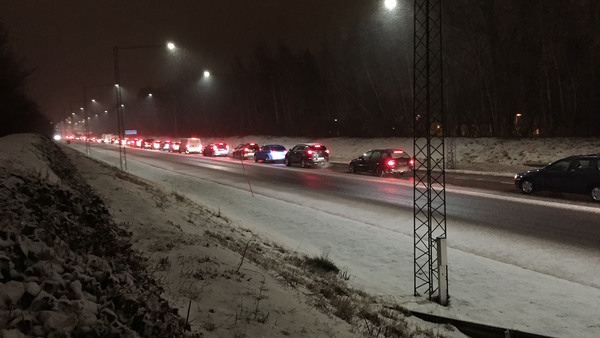 Så här såg det ut i Kalmar vid 17-tiden. Kilometerlånga köer längs Ölandsleden in mot centrala Kalmar.