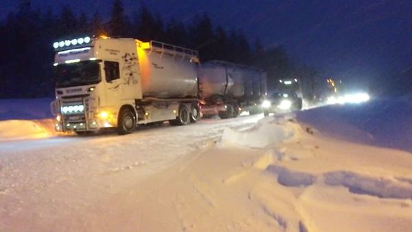 Snöfall och vind har bildat drivor längs vägen, här E4 söder om Skellefteå där en plogbil blev rammad av en lastbil. 