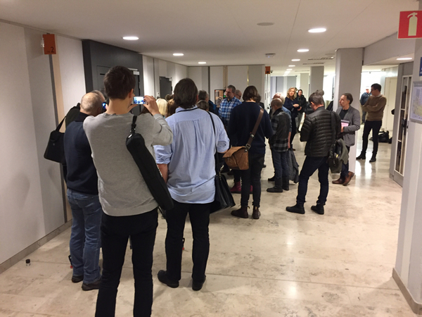 Ett 50-tal personer är på plats för att följa rättegången.