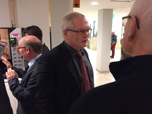 Jan Wennerbrant är den åtalade platschefens försvarare. Han vill inte ge några kommentarer till att rättegången börjat.