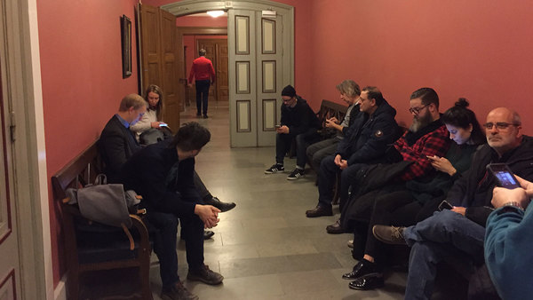 Många har inte fått plats i rättssalen. Foto: Helen Blob