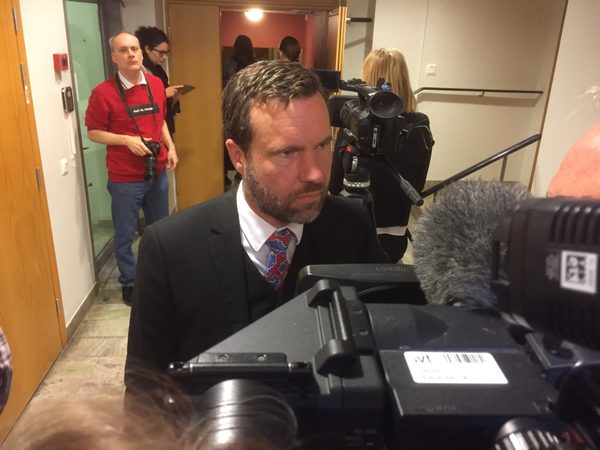 Fredrik Önnevalls advokat Björn Benschöld intervjuas i pausen. Han berättar att han kommer hänvisa till det humanitära undantaget.