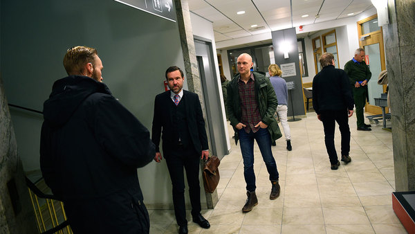 Fredrik Önnevall anländer till tingsrätten. Foto: TT