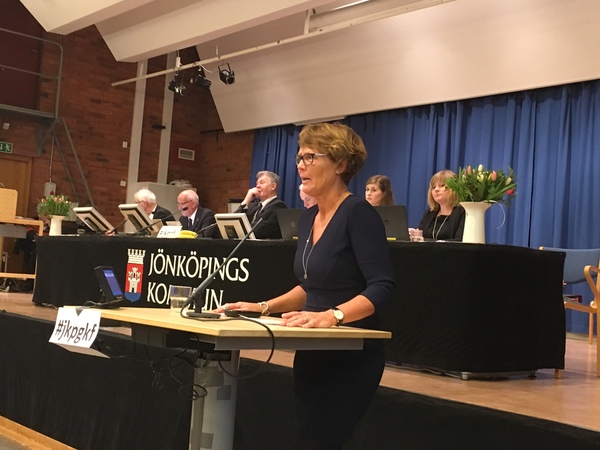 Carin Berggren (M) i talarstolen.