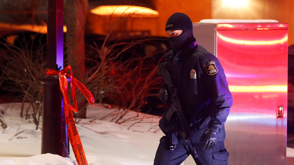Beväpnad polis på plats i Quebec.