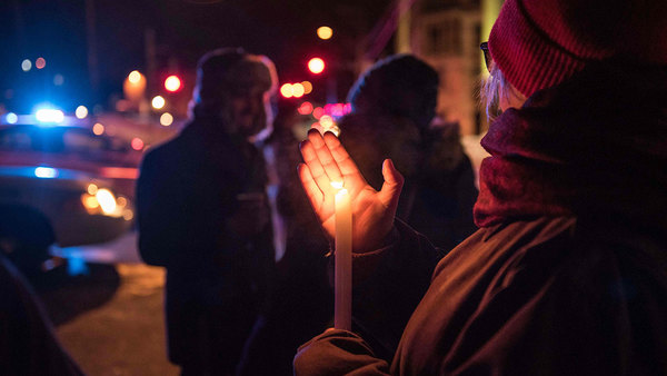 Människor har redan samlats vid avspärrningarna i Quebec för att visa sitt stöd för de drabbade. Foto: TT