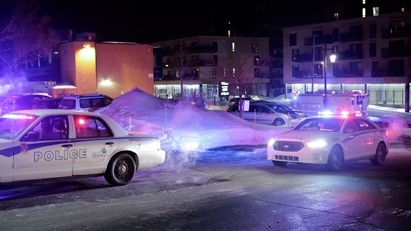 Polis på plats utanför moskén i Quebec.