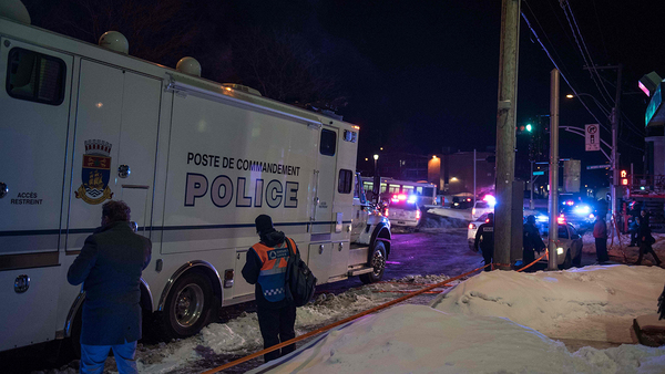 Polis på plats utanför moskén.