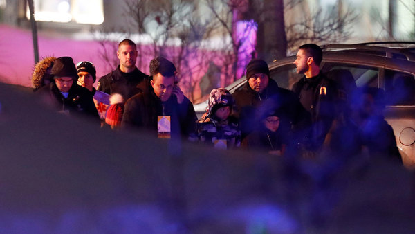 Människor lämnar moskén i Quebec efter attacken som skedde vid klockan 02 inatt svensk tid. Foto: TT