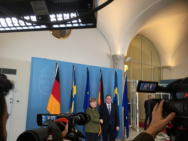 Nu börjar överläggningarna mellan Merkel och löfven i Rosenbad. USA:s syn på de ryska sanktionerna kommer att vara en viktig fråga.