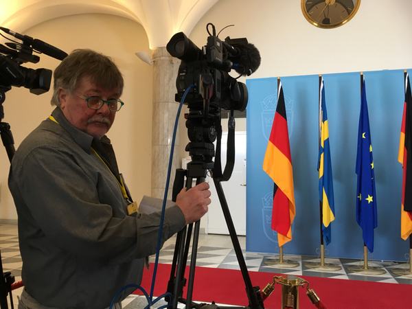 SVT Nyheters fotograf Lasse Andersson står på bästa platsen för att få bilderna på Merkel och Löfven på Rosenbad