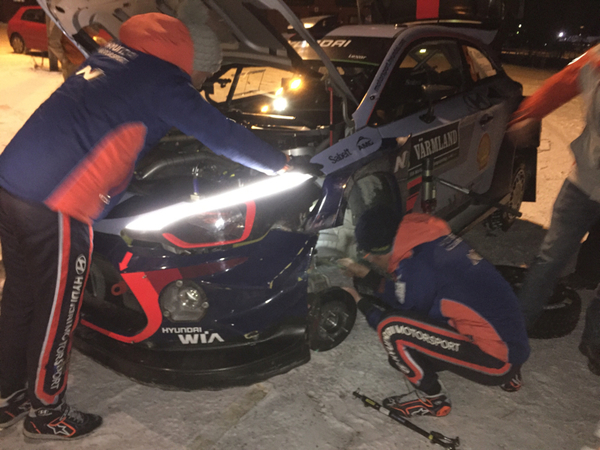 Här tar rallyt slut för Neuville. Från solkar ledning till en kvaddad bil. Ett olyckligt kast med bilen resulterade i att vänster framhjul hamnade snett och bilen blev omöjlig att köra.