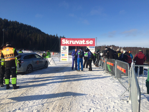 Nu är WRC-klassen igång på Svenska rallyts allra sista sträcka. Frågan är om Pontus Tidemand kommer att glida över målsnöret som vinnare av WRC2-klassen. Spänningen stiger!