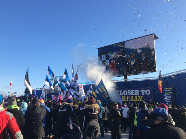 Det blev till slut finsk seger i Svenska rallyt. Jari-Matti Latvala firar på serviceplatsen i Torsby.