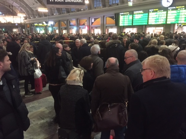 Tusentals människor väntar just nu på Centralen i Stockholm. Foto: SVT