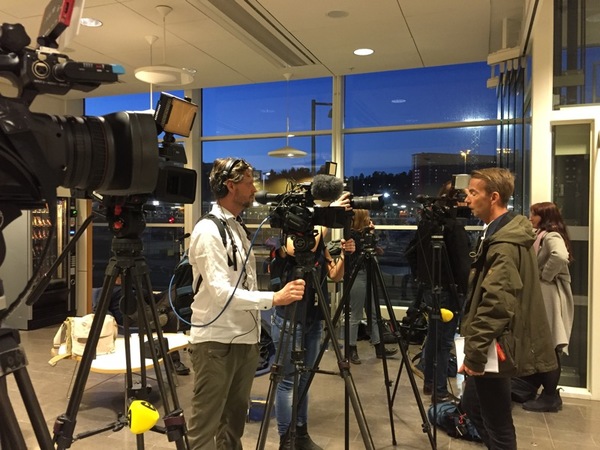 Det är fler än SVT Nyheter som väntar på att häktningsförhandlingen ska vara klar så att vi får prata med åklagaren.