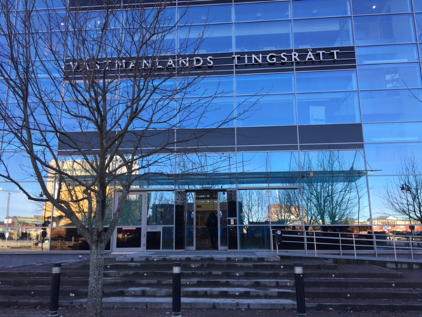 Här inne pågår häktningsförhandlingarna mot den 25-årige mannen som misstänks för inblandning i mordet. Foto: SVT