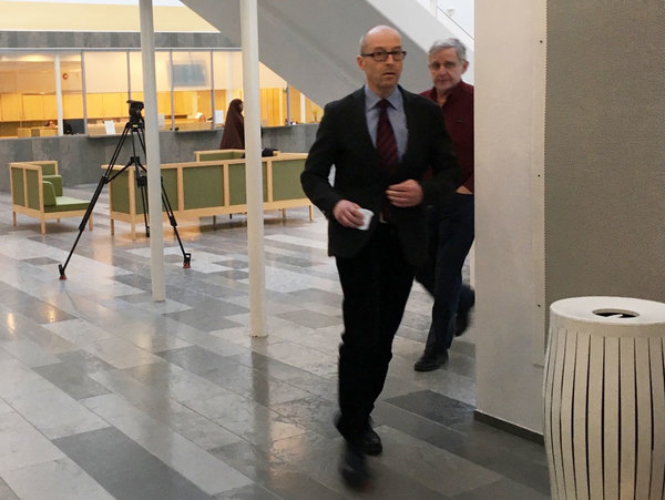 Åklagare Johan Fahlander utanför rättssalen. Foto: SVT